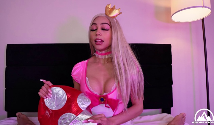 Trans Babe Shows Off Cute Ass