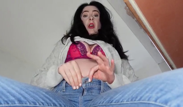 TS Babe Gives Blowjob